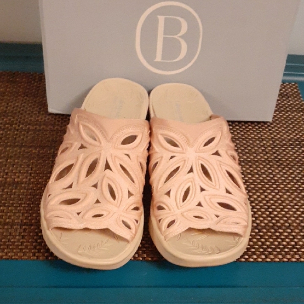 bzees susie wedge sandal  brand new in box  8 1/2 w